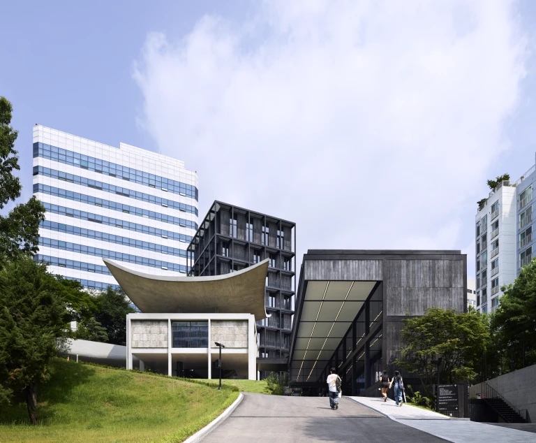 ambassade-de-france-photo-entree-2-kim-yongkwan